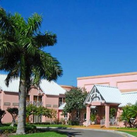 Comfort Suites Paradise Island Creek Village Exterior photo