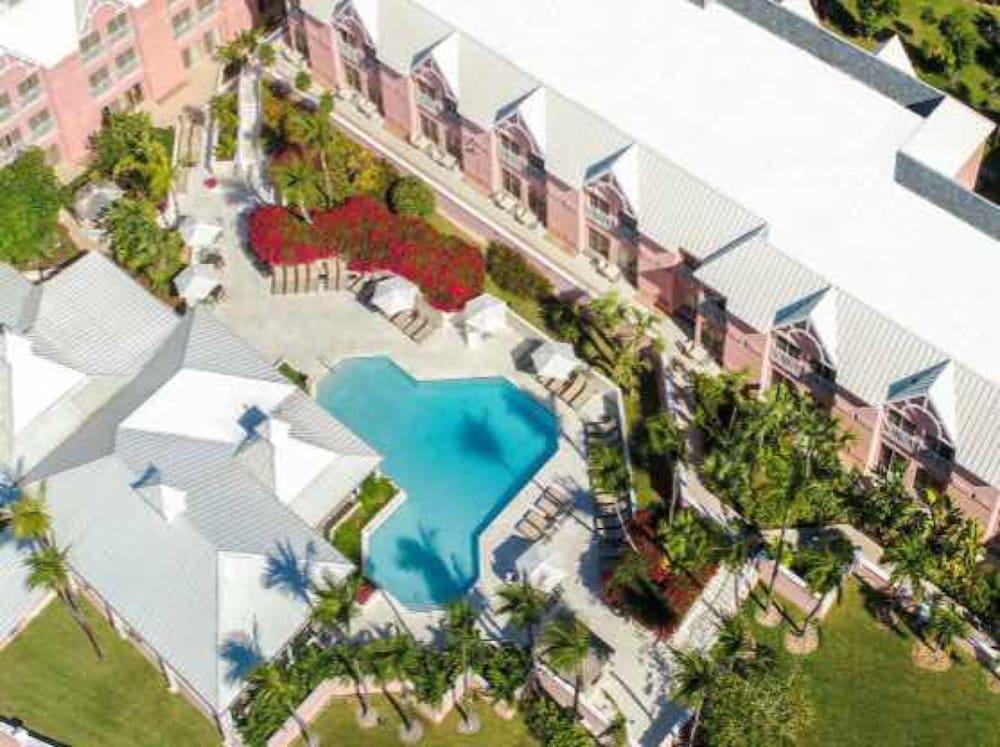 Comfort Suites Paradise Island Creek Village Exterior photo
