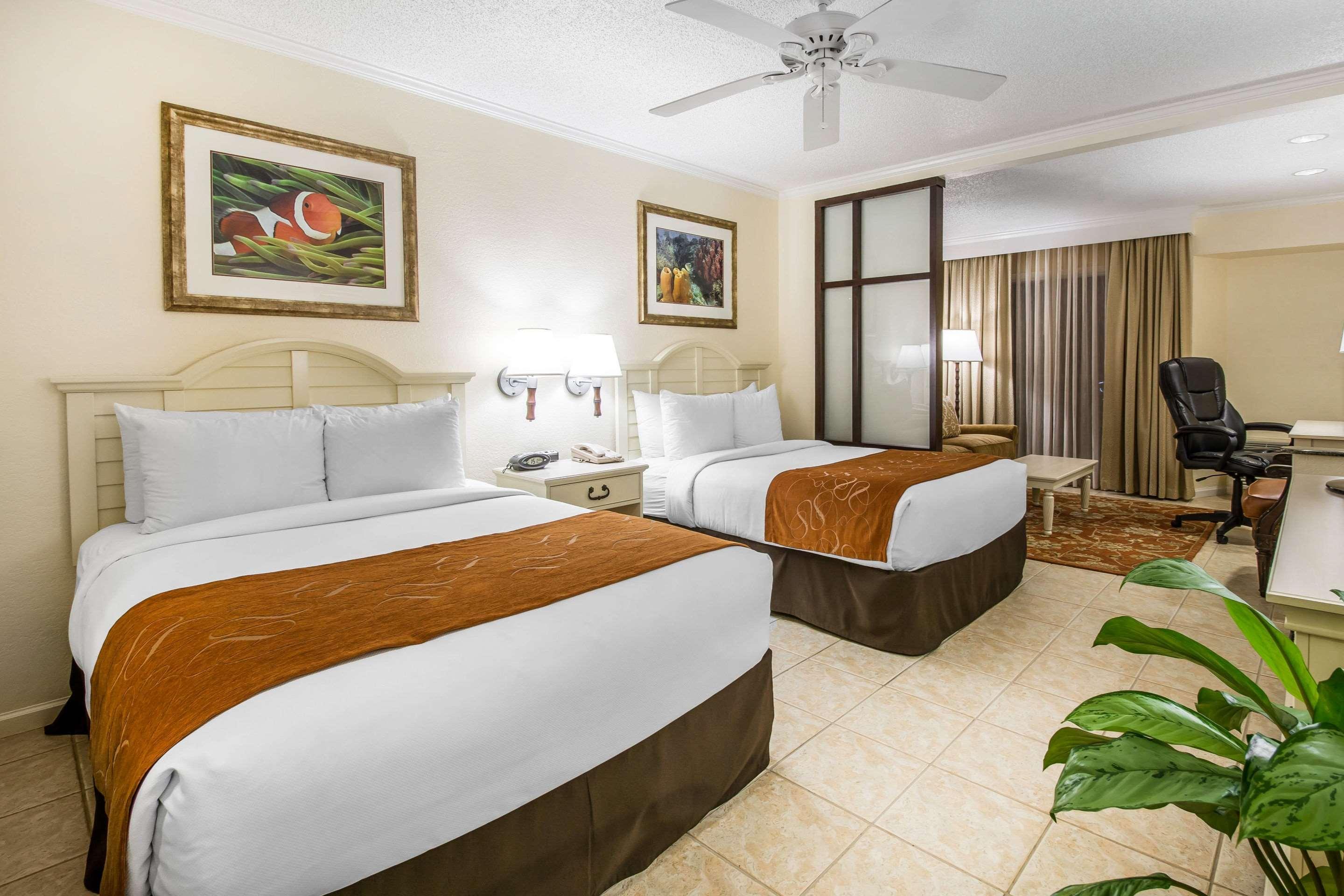 Comfort Suites Paradise Island Creek Village Exterior photo