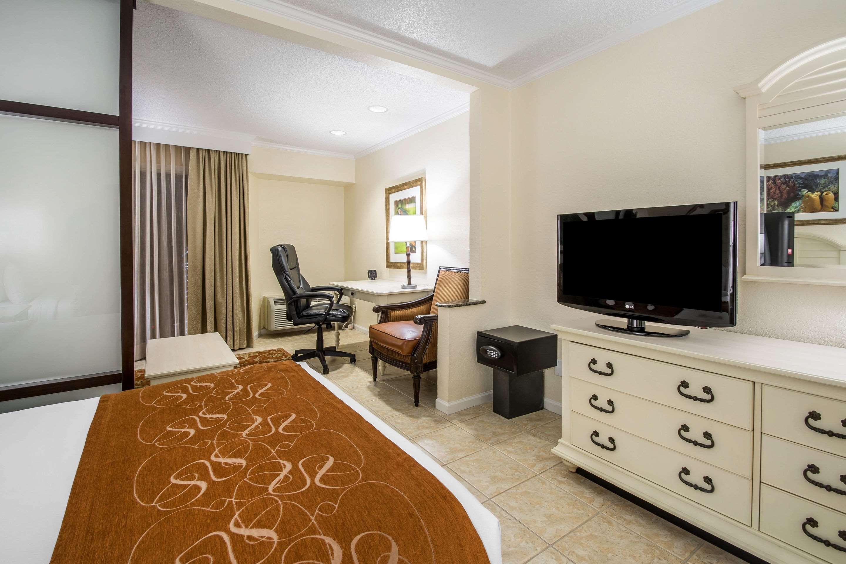 Comfort Suites Paradise Island Creek Village Exterior photo