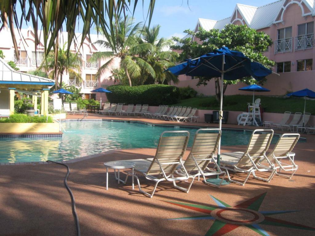 Comfort Suites Paradise Island Creek Village Exterior photo