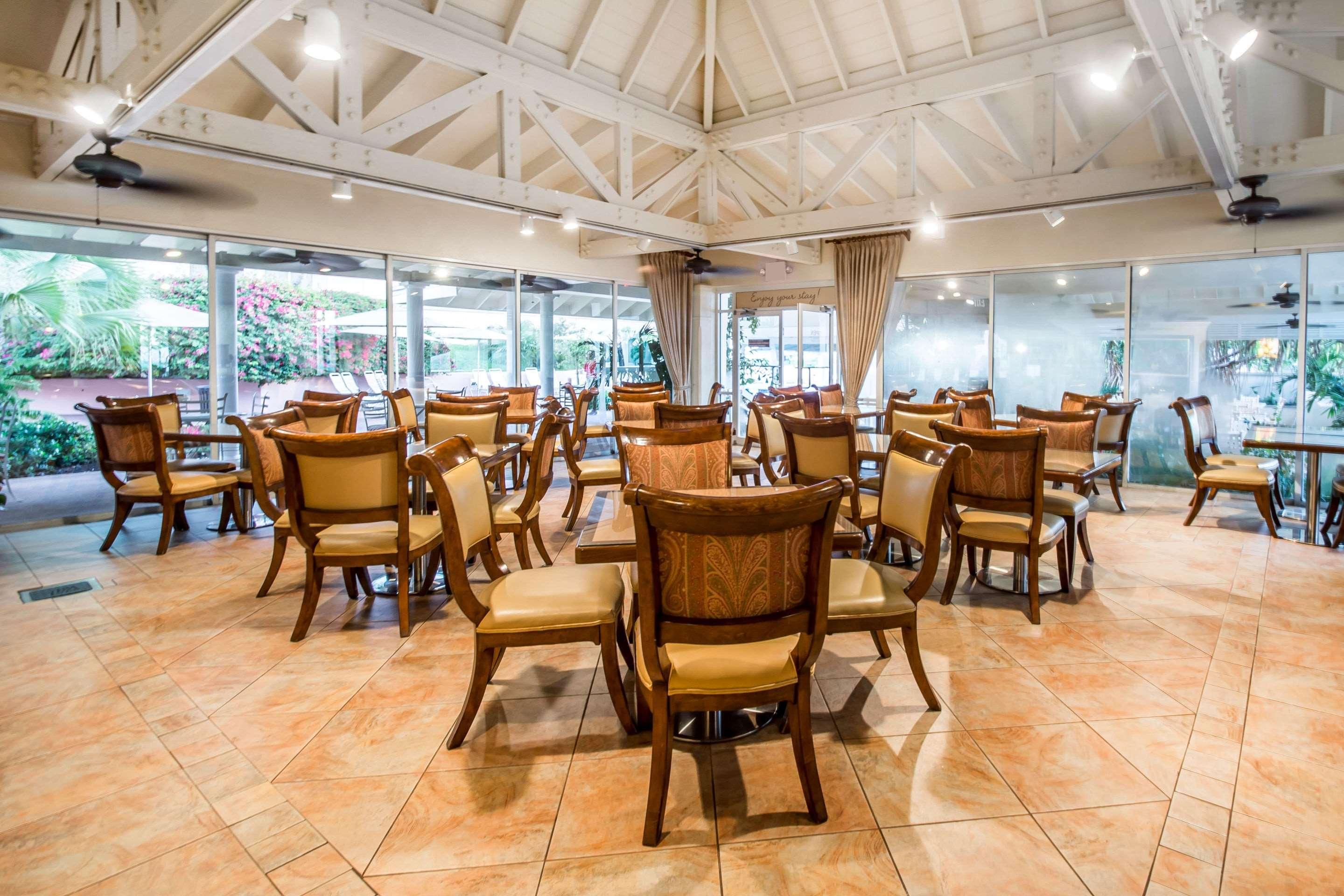 Comfort Suites Paradise Island Creek Village Exterior photo